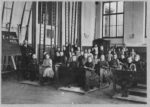 Bild: Mädchenprimarklasse 1892 im St. Johann